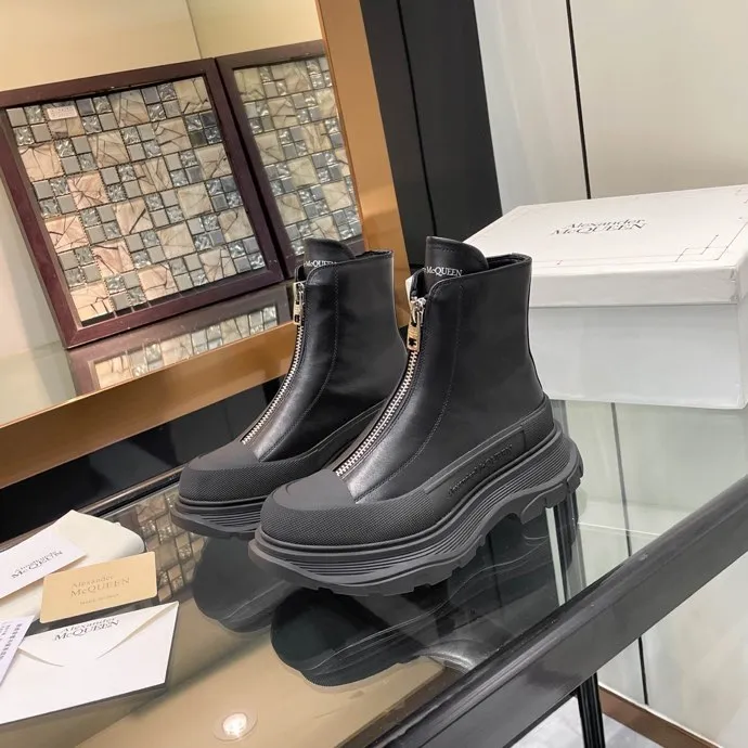 👟👟Ex-factory price 620👟👟 Men +10 🔥4050 McQueen’s new popular women’s boots and couple shoes🔥 Original 1:1 replica, the highest version! AIexanderMcQUEEN✅ products have been certified, endorsed by many celebrities such as Guli Nazha, Wu Lei, and Internet celebrity bloggers, and have fashion models on the T stage of Milan Fashion Week! Front zipper design, easy to wear, 6 cm heel height, comfortable to wear and heighten your legs, fabric: top grain calfskin/ lining: imported sheepskin feet: imported sheepskin, women's size 35-40 (40 must be customized). Men's size 39-45 (45 must be customized). Color: black/white, all black, off-white. Packaging: Matching counter packaging certificate pure cotton bag.
